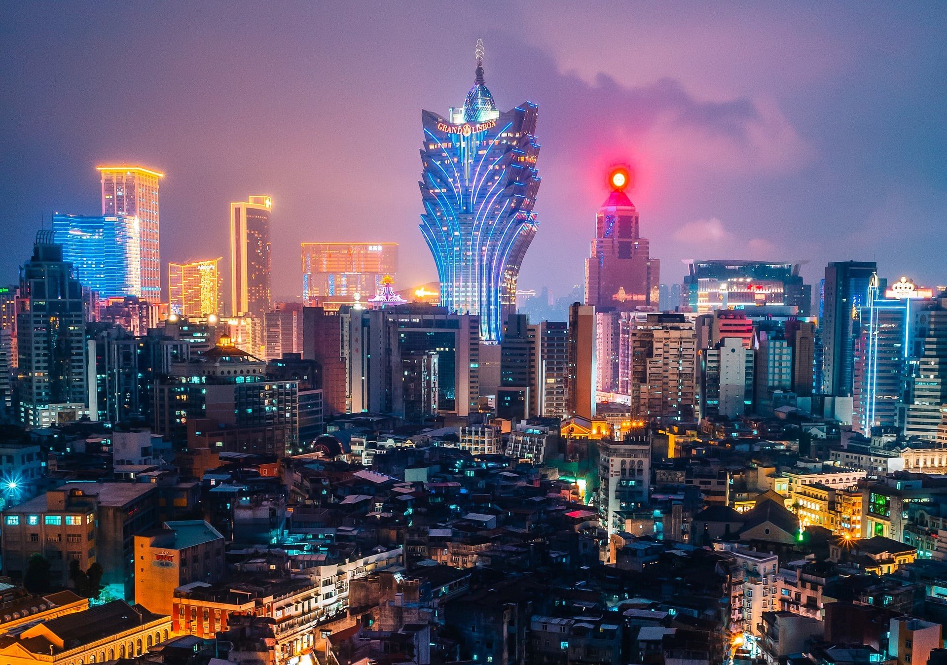 Blick auf leuchtendes Macau in der Nacht