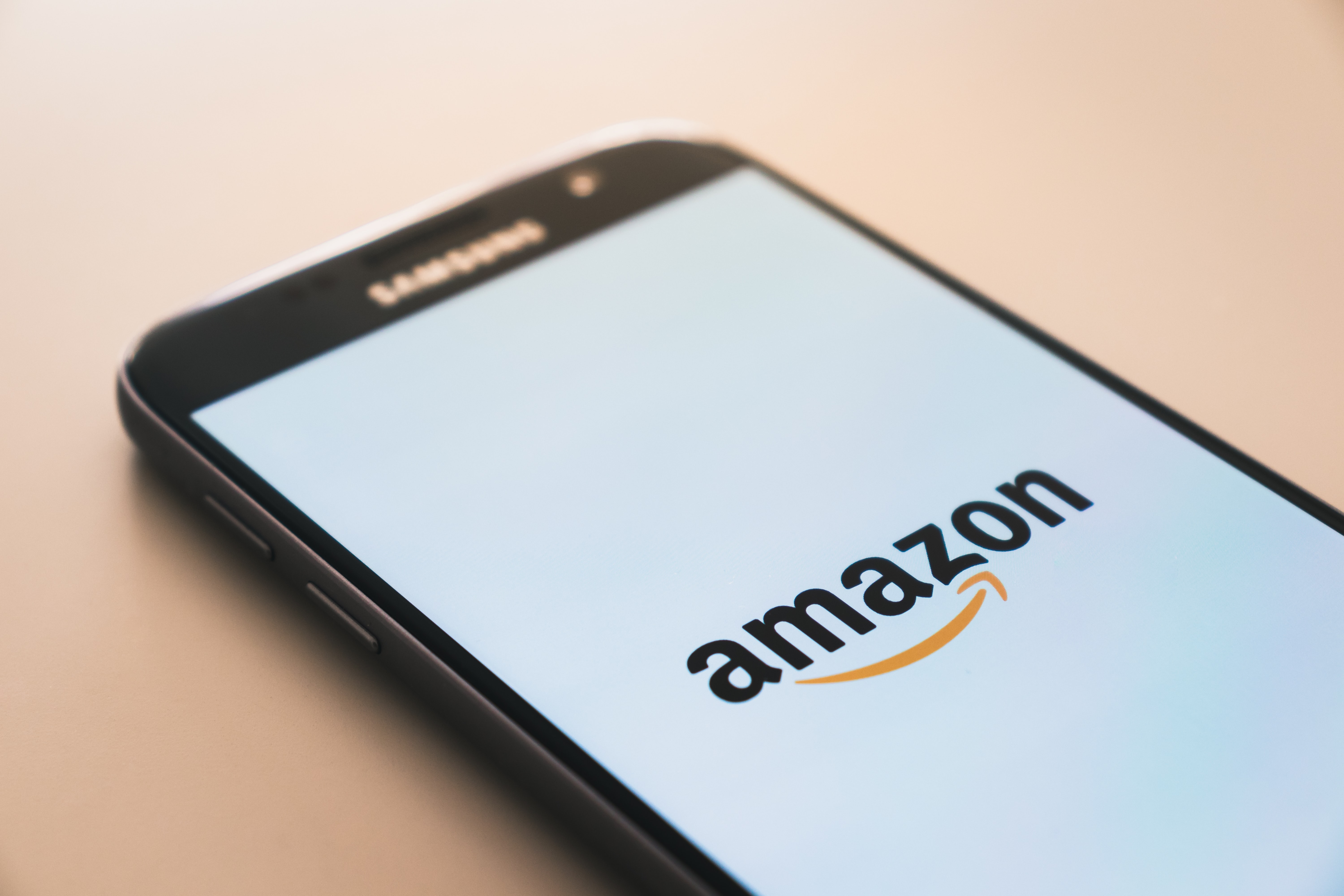 Amazon Logo auf Smartphone