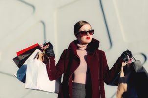 Frau mit Einkaufstaschen, Shopping
