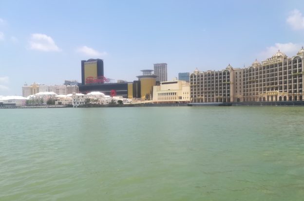 Gebäude am Wasser in Macau