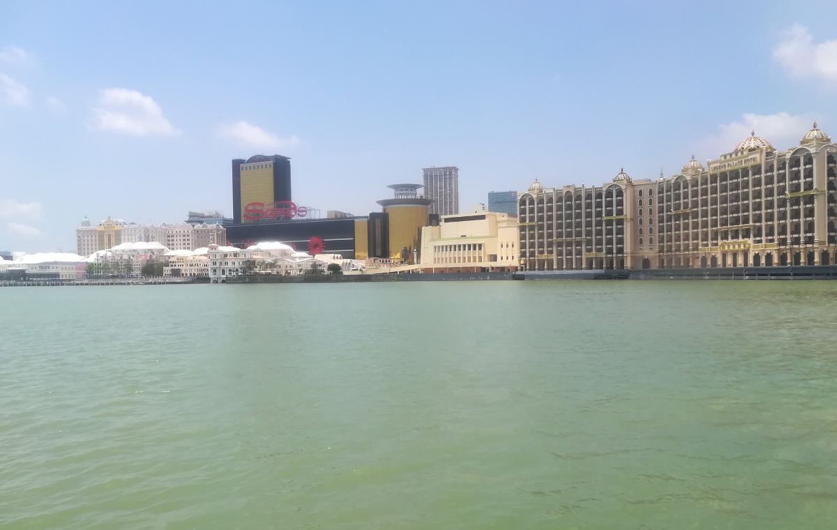 Gebäude am Wasser in Macau