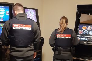 Beamte der Finanzpolizei Österreich bei Spielautomaten-Razzia