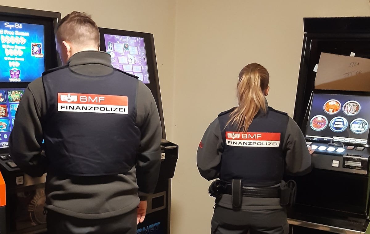 Beamte der Finanzpolizei Österreich bei Spielautomaten-Razzia
