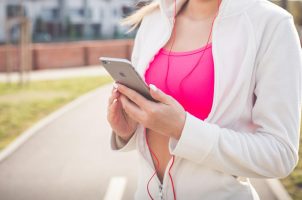 Frau mit Smartphone in der Hand