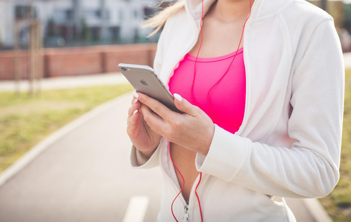 Frau mit Smartphone in der Hand