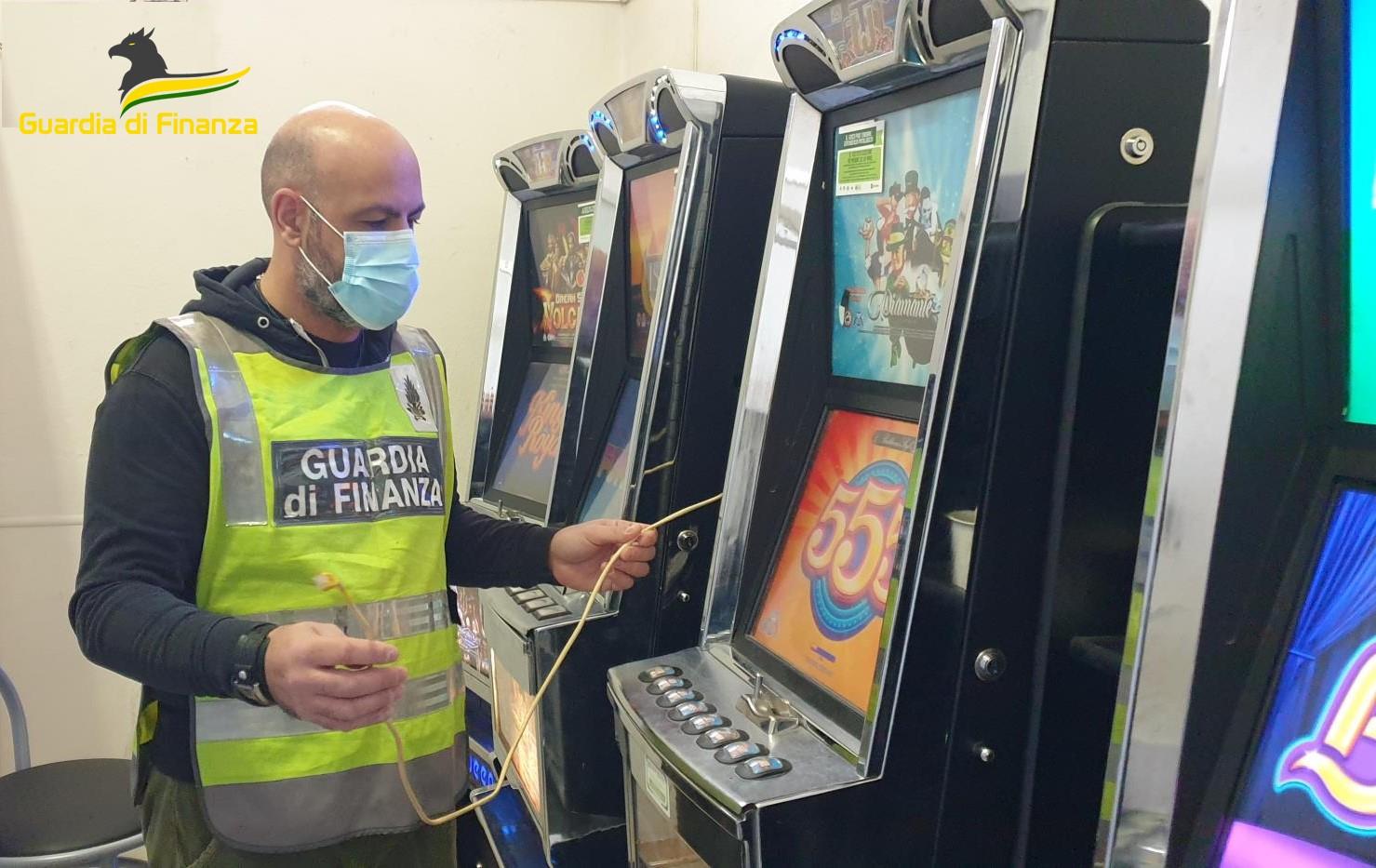 Italienischer Finanzpolizist beschlagnahmt illegale Spielautomaten