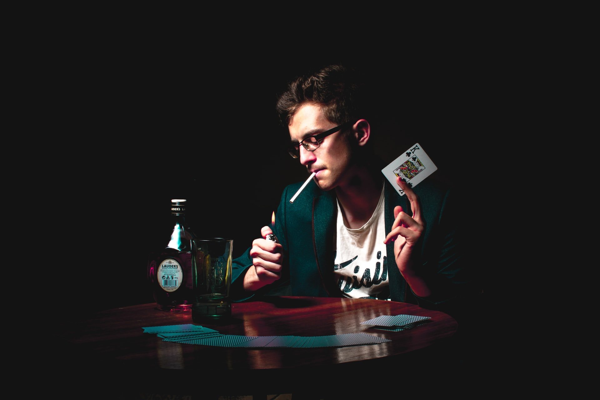 Mann mit Zigarette Alkohol Spielkarten