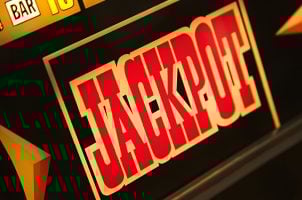Jackpot-Schriftzug auf Spielautomat
