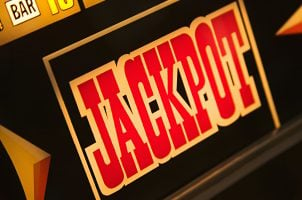 Jackpot-Schriftzug auf Spielautomat