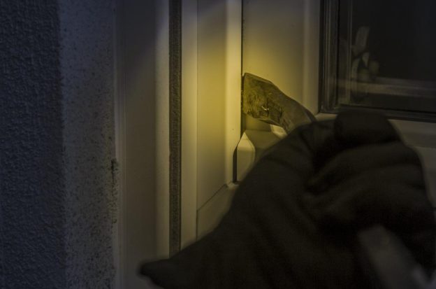 Einbruch Brecheisen Fenster