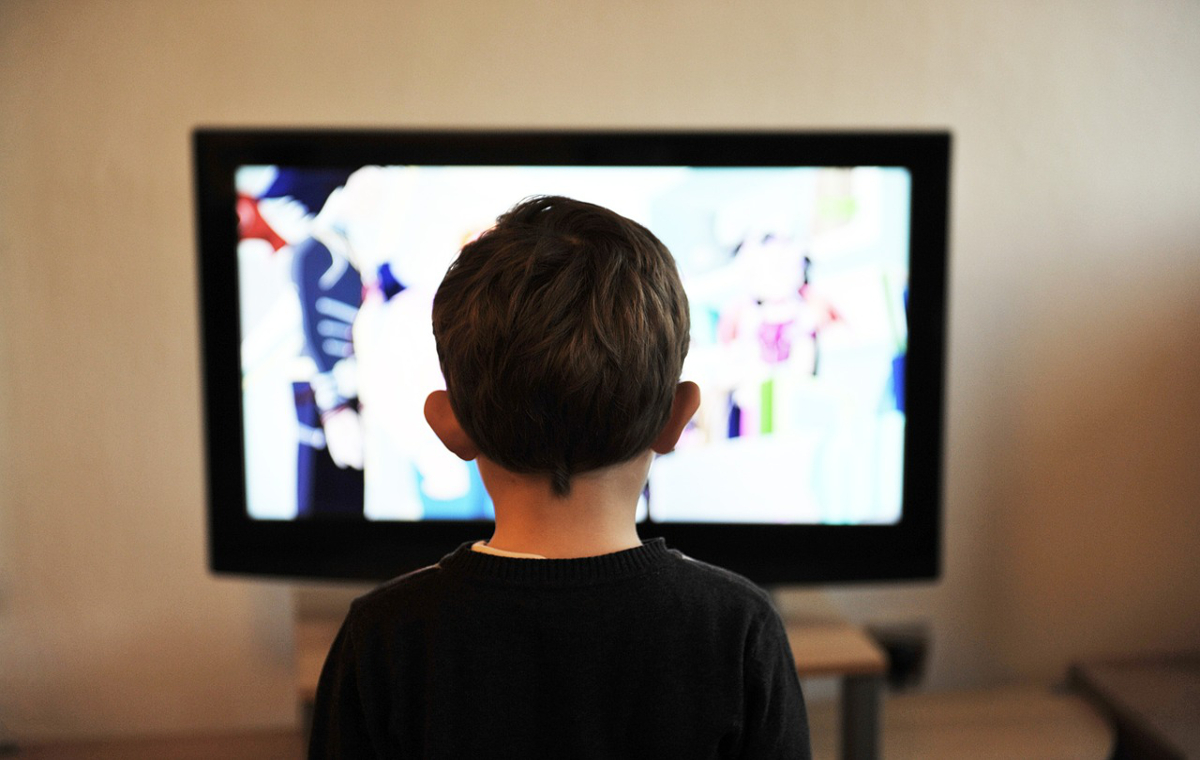 Kinder sehen 25 % weniger Glücksspiel-Werbung(Bild: Pixabay) Kind vor Monitor