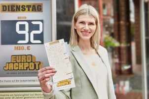 Eurojackpot Frau mit Lottoschein