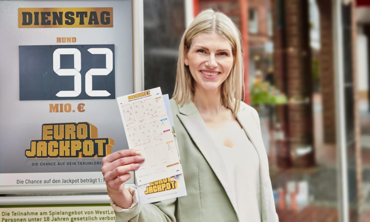 Eurojackpot Frau mit Lottoschein