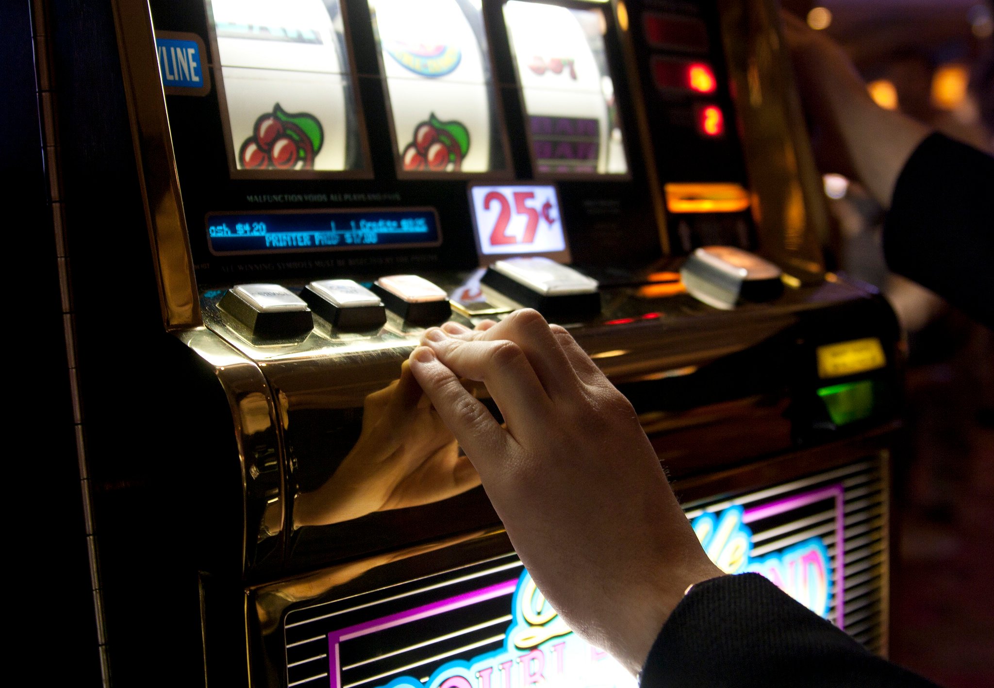 Hand am Spielautomaten