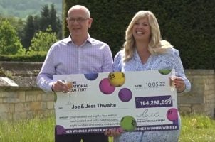 Joe und Jess Thwaite, EuroMillions, Scheck