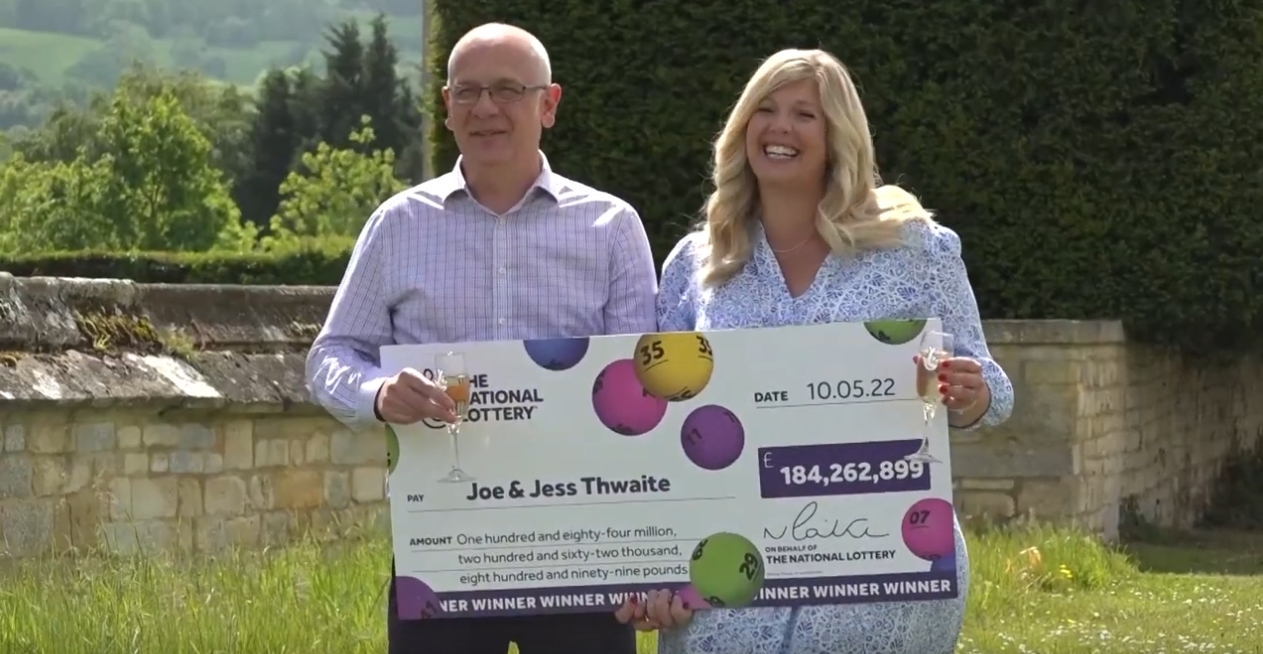 Joe und Jess Thwaite, EuroMillions, Scheck