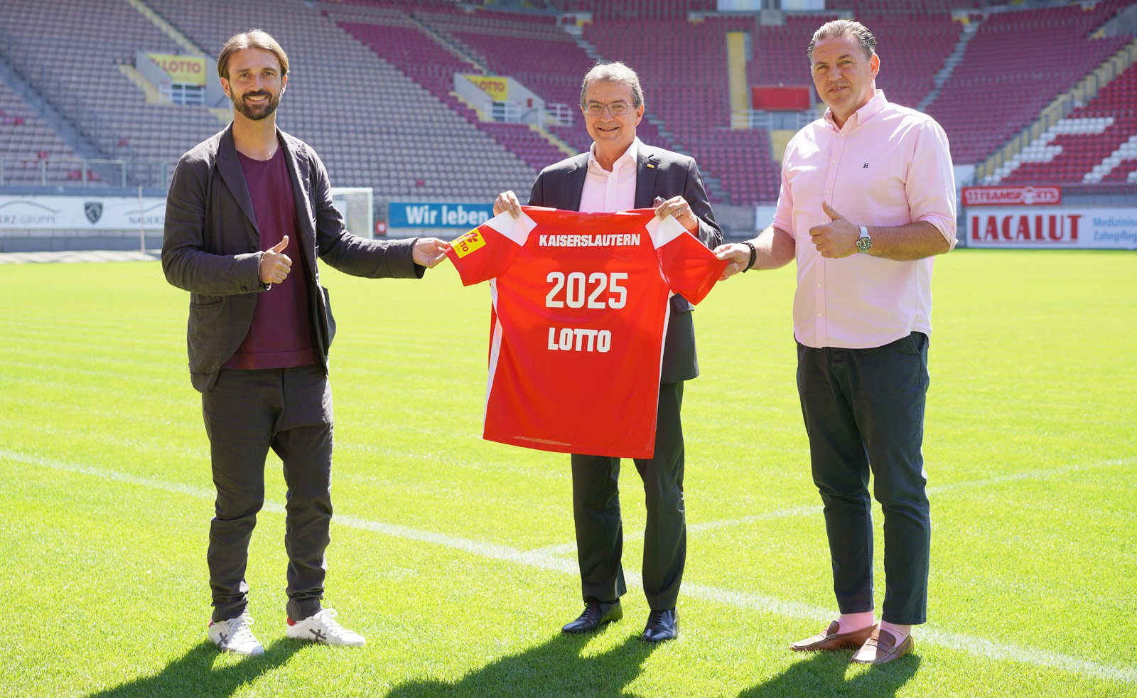 Männer mit Kaiserslautern Lotto Trikot