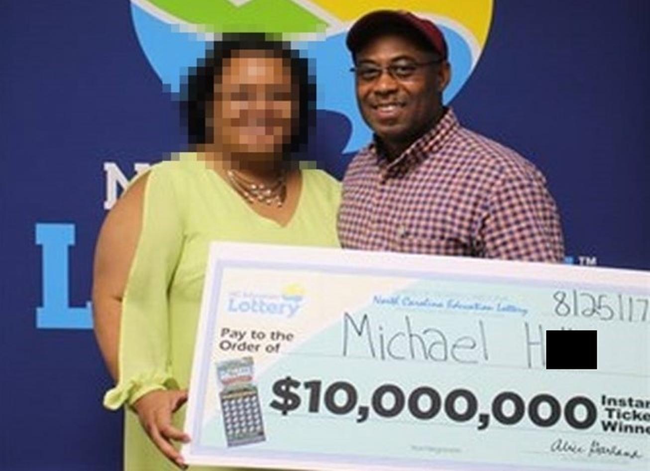 Paar posiert mit Lotto-Gewinnscheck