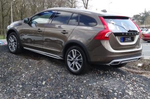 Volvo V60 auf Parkplatz