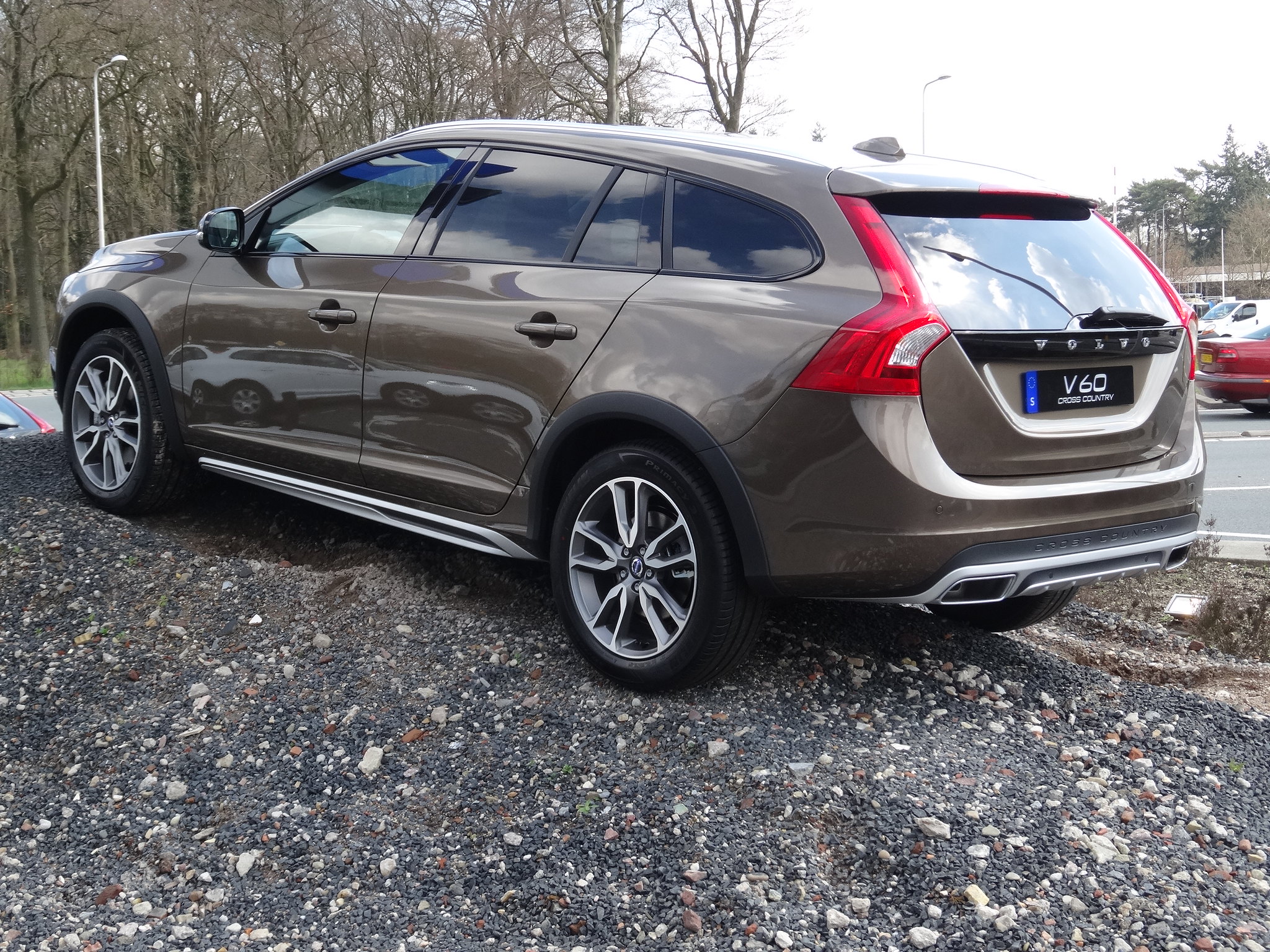 Volvo V60 auf Parkplatz