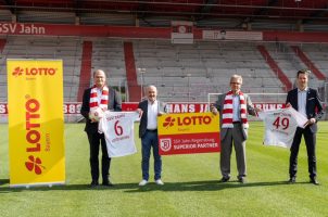 Repräsentanten der Sponsoring-Partner Lotto Bayern Jahn Regensburg im Stadion