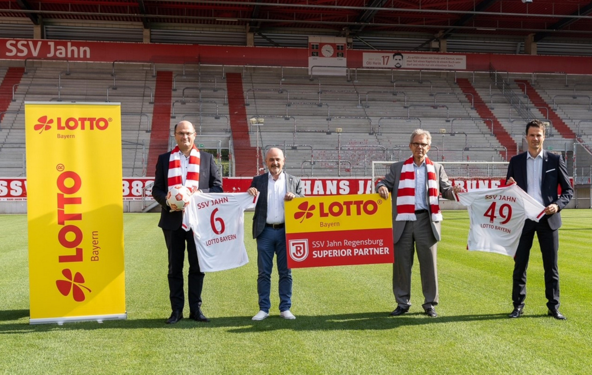 Repräsentanten der Sponsoring-Partner Lotto Bayern Jahn Regensburg im Stadion