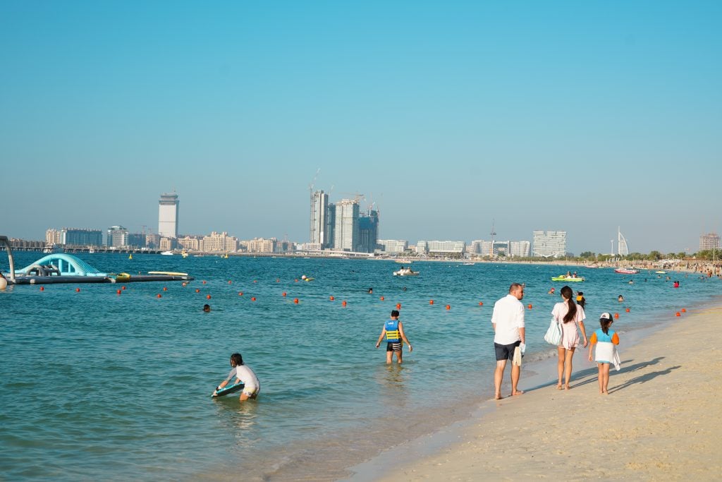 Pattaya Beach, Meer, Häuser, Menschen