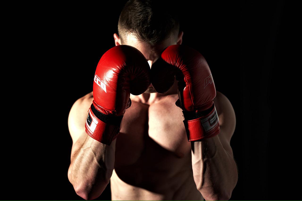 Boxer mit vorgehaltenen Fäusten