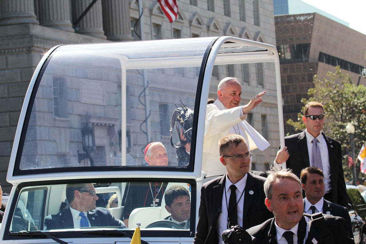 Papst Franziskus im Auto