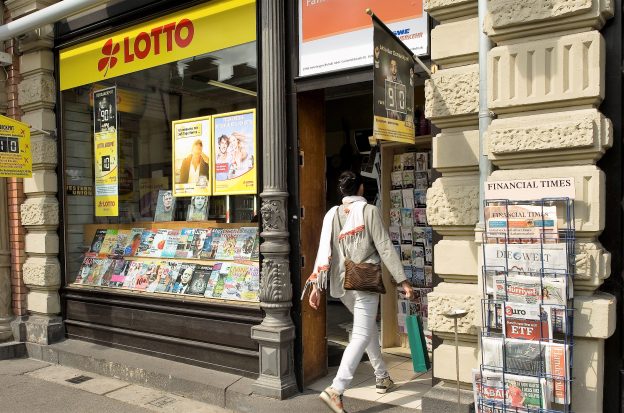 Frau betritt Lotto Hessen Annahmestelle