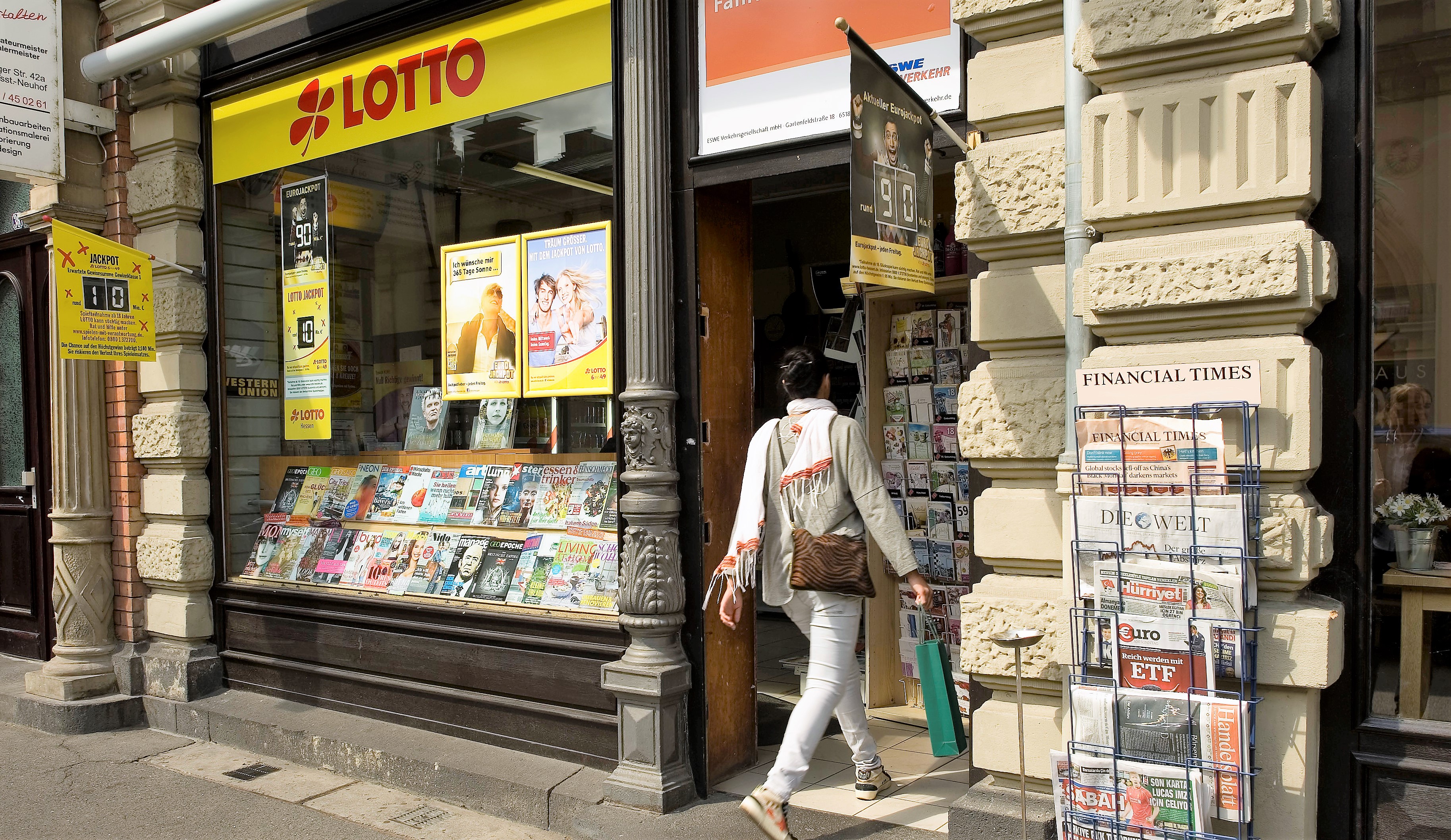 Frau betritt Lotto Hessen Annahmestelle