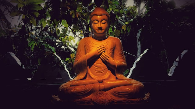 Buddha-Statue vor Grün