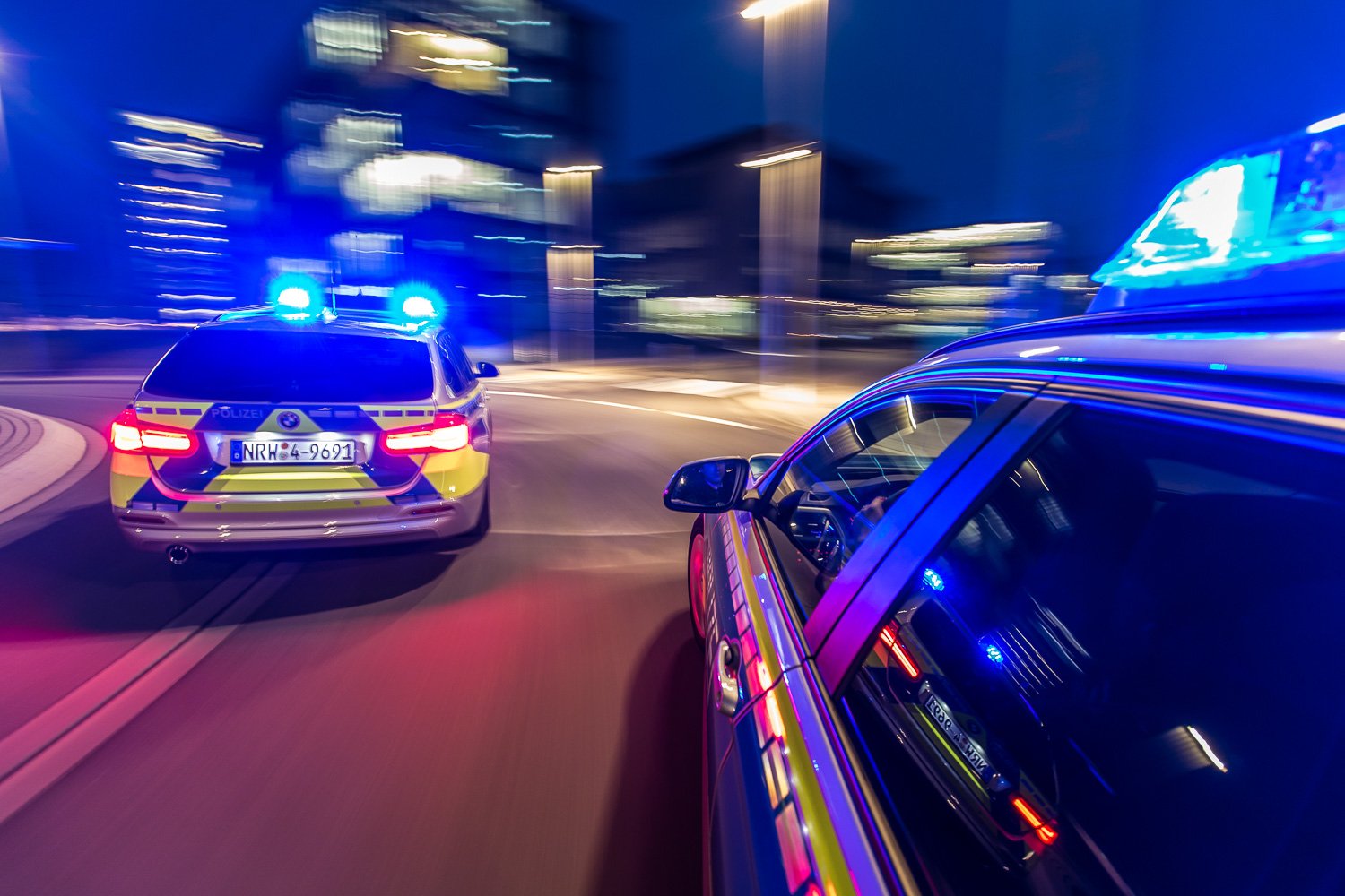 Streifenwagen in der Nacht