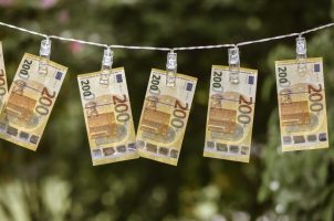 Symbolbild Geldwäsche, Euroscheine an der Leine