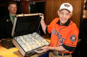 Jim Mattress Mack McIngvale, Koffer mit Dollarscheinen