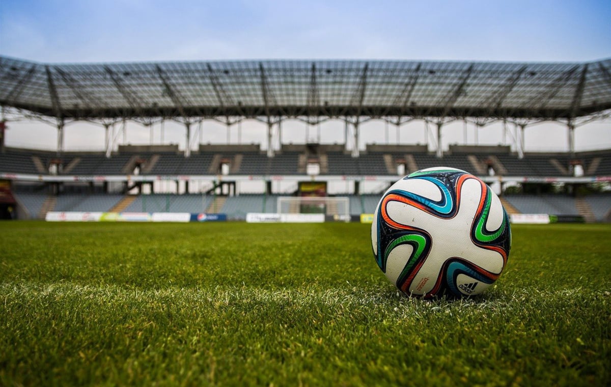 Fußball auf Rasen im Stadion