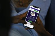 Hand hält Handy mit MyGamCare-Webseite