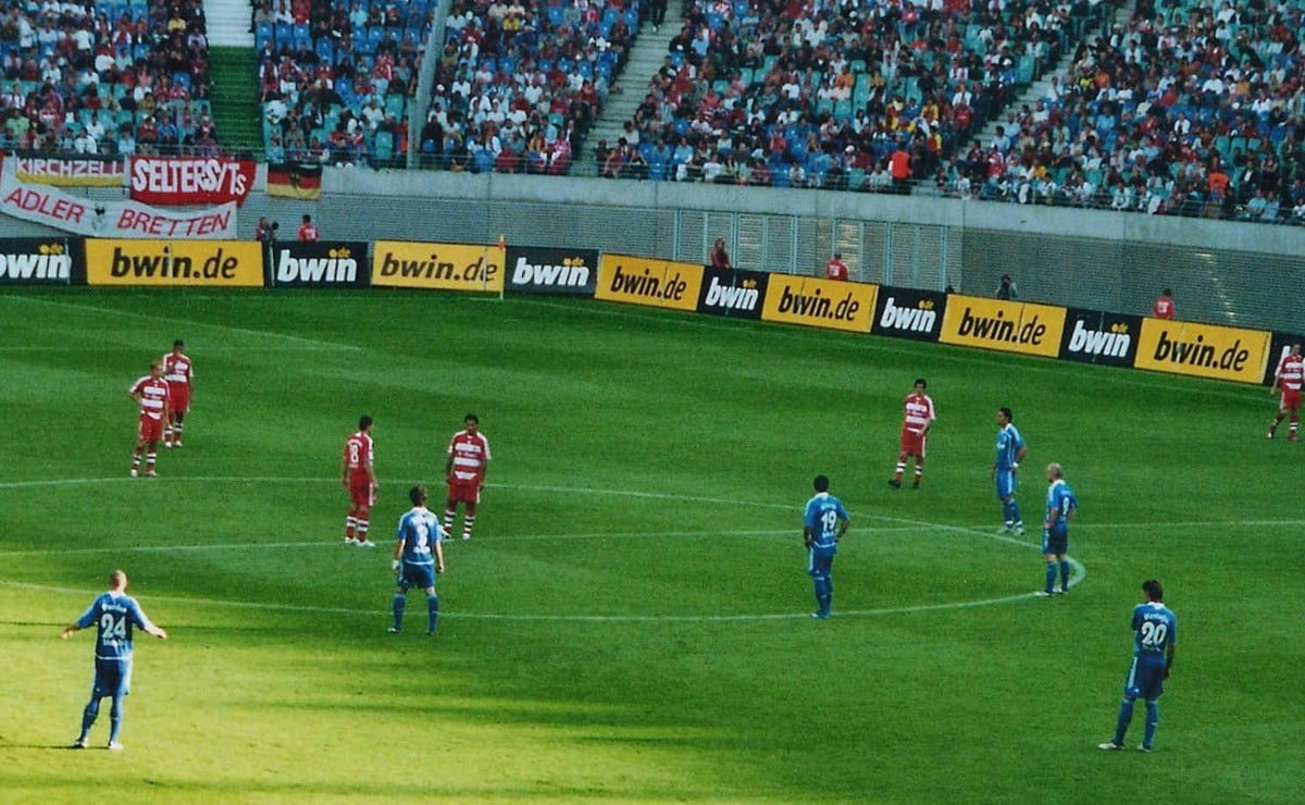 Fußballspiel mit Glücksspiel-Werbung