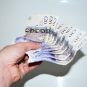Geld, britische Pfund, Hand mit Geldscheinen