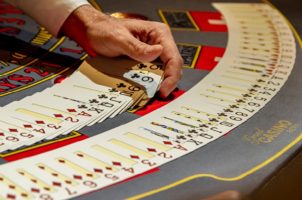 Croupier mit Spielkarten