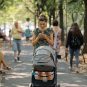 Frau mit Handy und Kinderwagen
