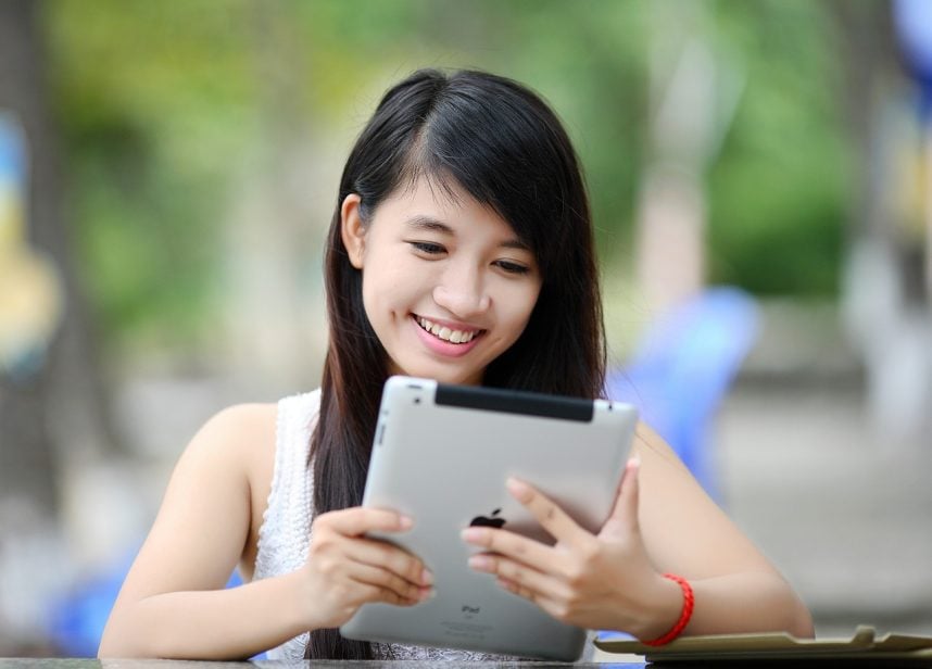 Frau mit Tablet