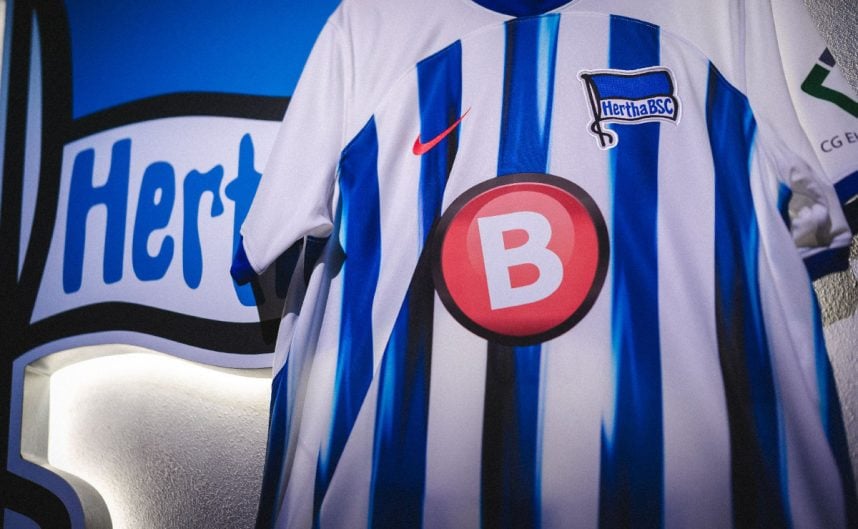 Hertha-Trikot mit CrazyBuzzer-Logo