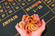 Hand mit Spielchips