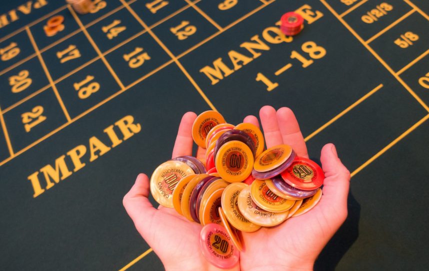 Hand mit Spielchips