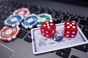 Online-Glücksspiel, Chips, Würfel, Kreditkarte