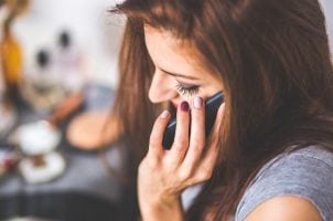 Frau mit Telefon