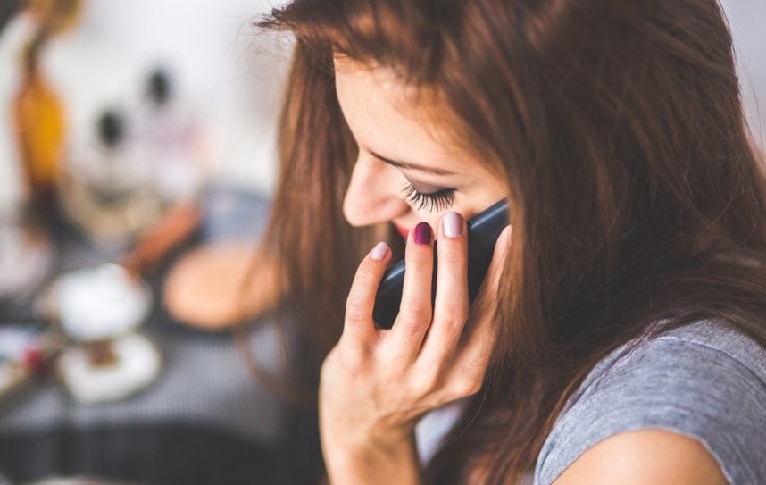 Frau mit Telefon