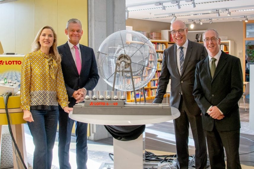 Übergabe Lotto-Ziehungsgerät, Haus der Geschichte in Bonn