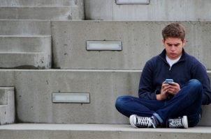Jugendlicher mit Smartphone